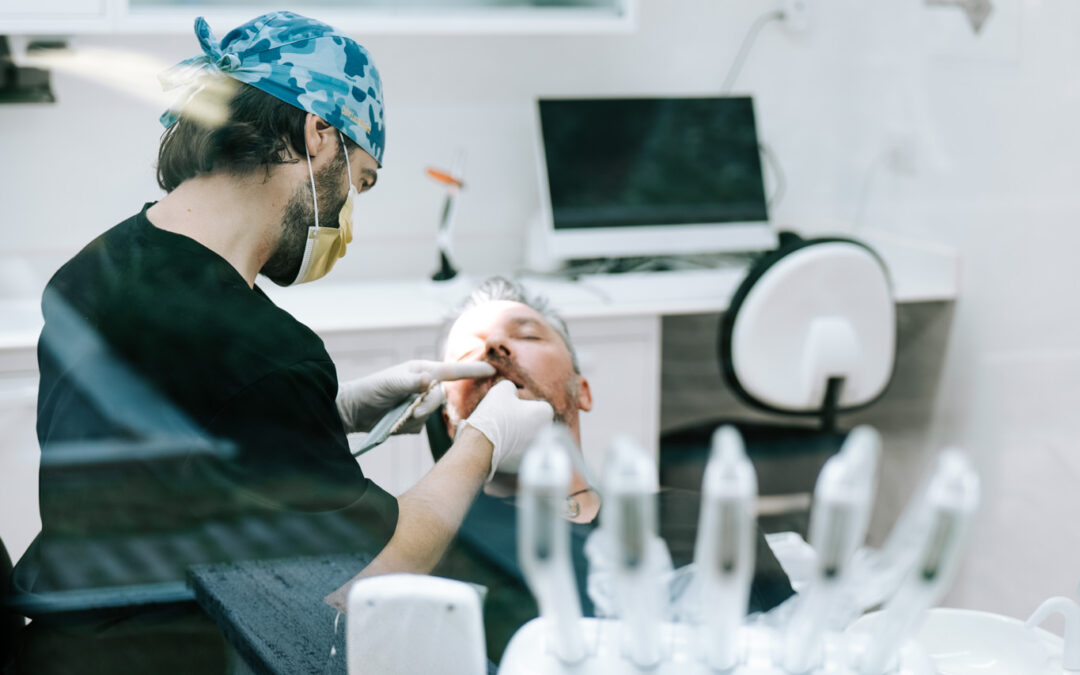 Impianto o ponte dentale: qual è la scelta migliore per sostituire un dente?