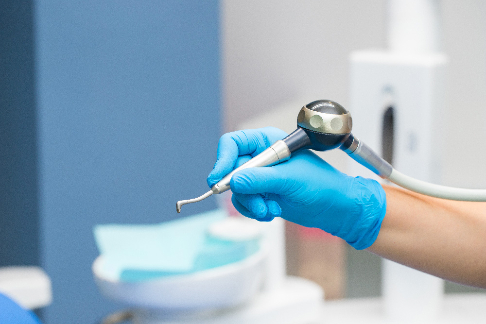 Igiene dentale con Airflow: cos’è e perché è diversa dalla pulizia tradizionale
